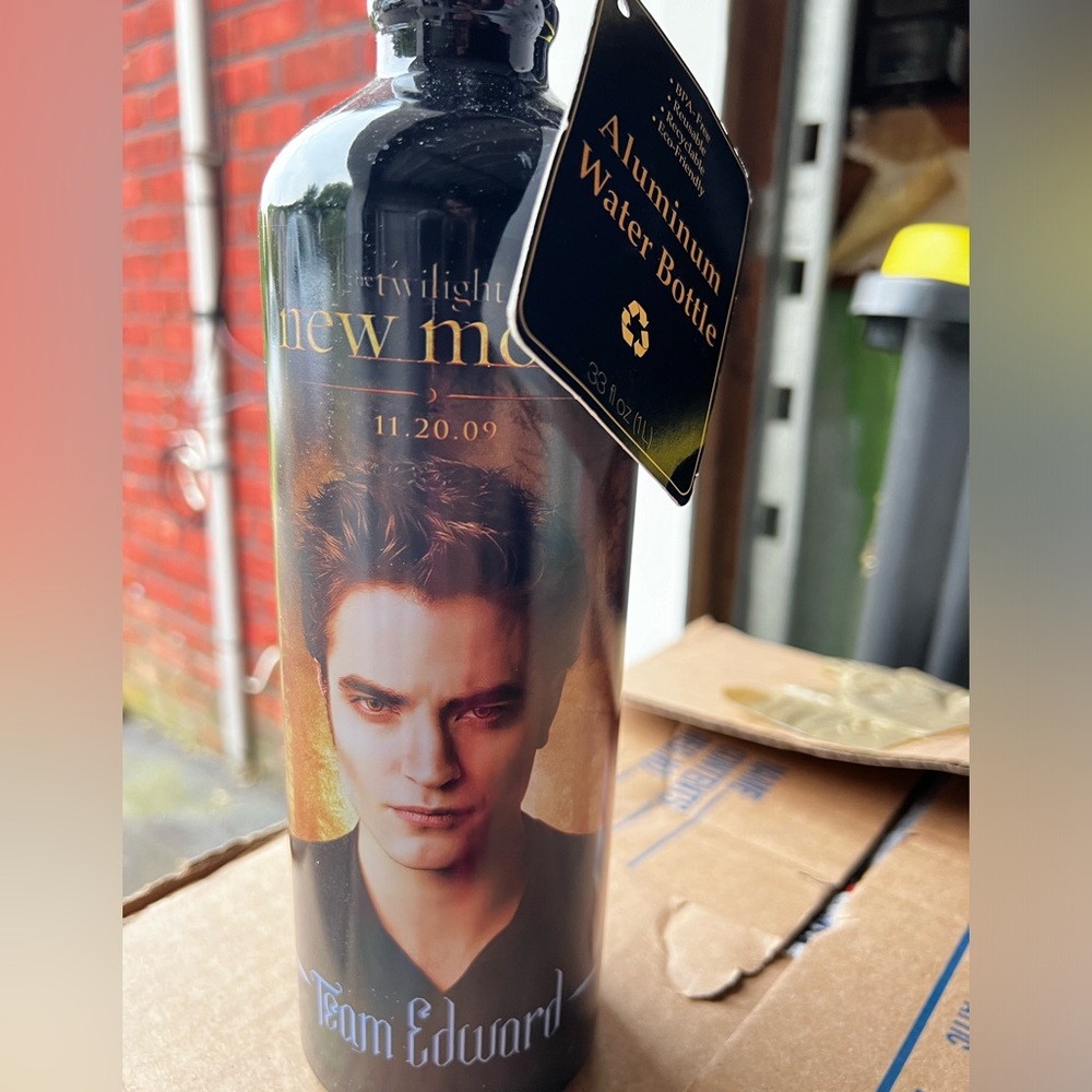 Twilight Movie- Team Edward & Team Jacob Aluminum Water Bottles (2 in 1)